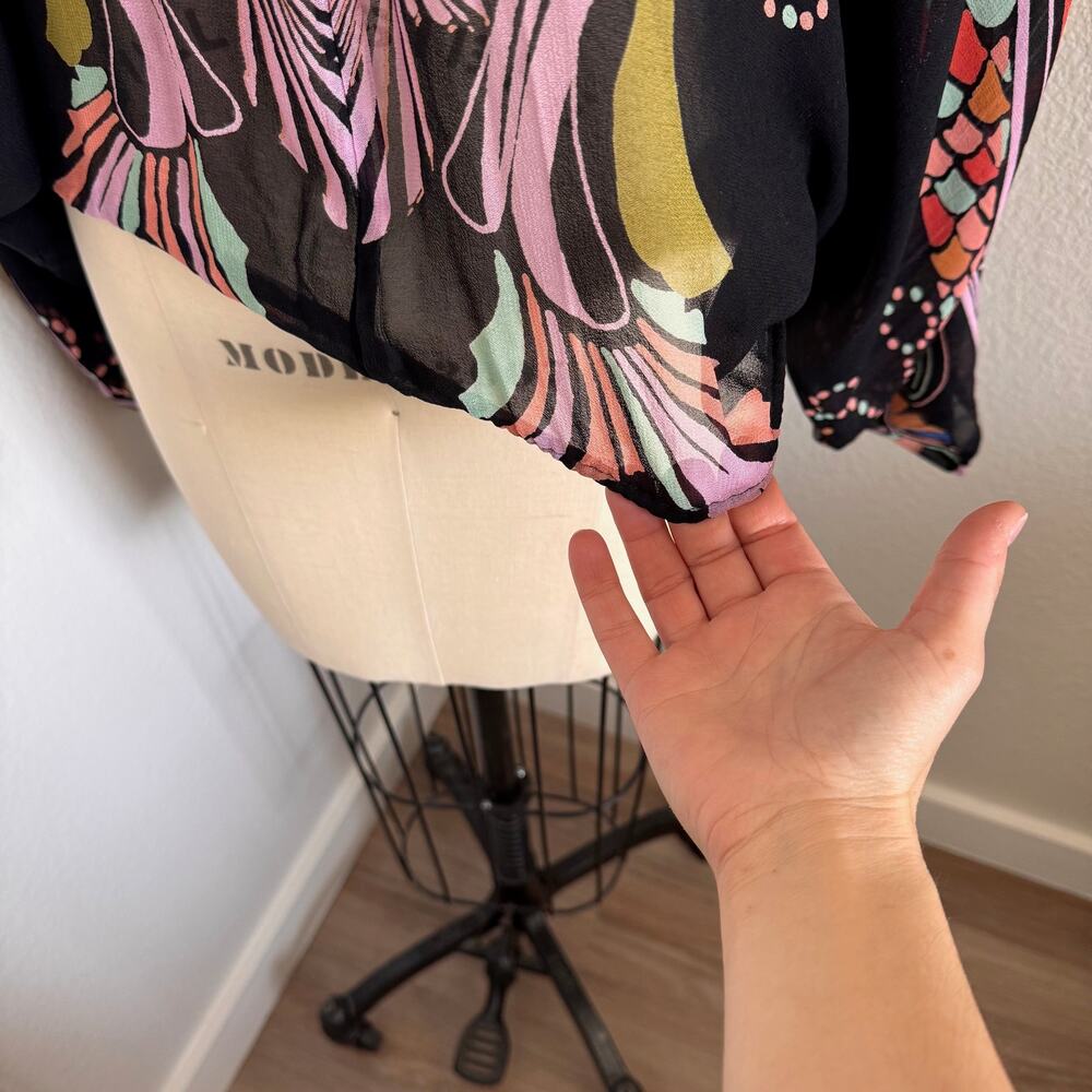 Free People - Size M Black Multi Art Deco Print Top Batwing Sleeve Elastic Hem - Picture 6 of 10